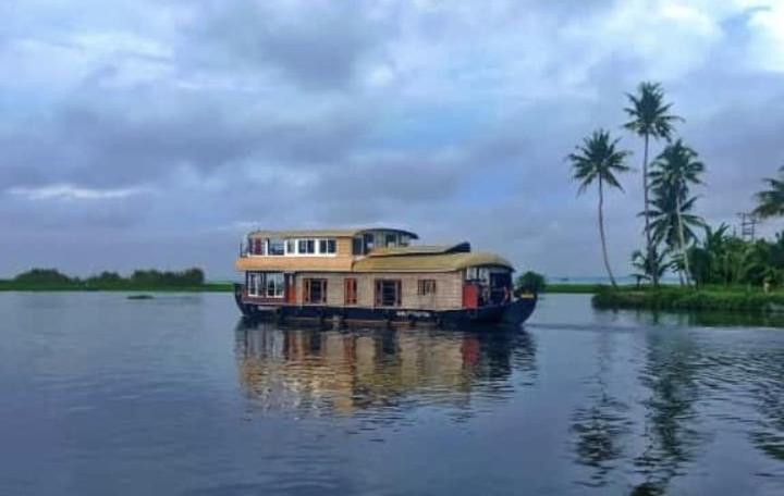 Grand Villa Houseboat Kumarakom Exterior photo