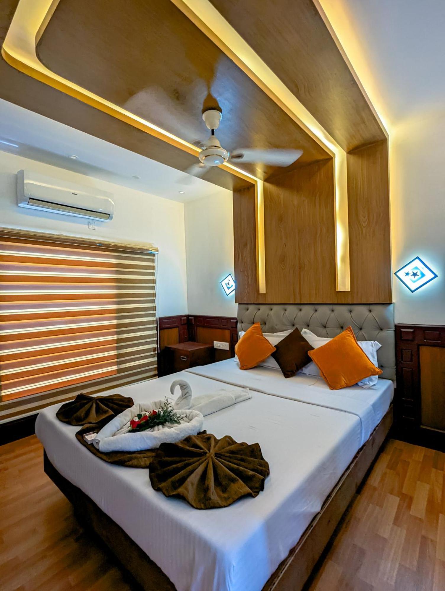 Grand Villa Houseboat Kumarakom Exterior photo